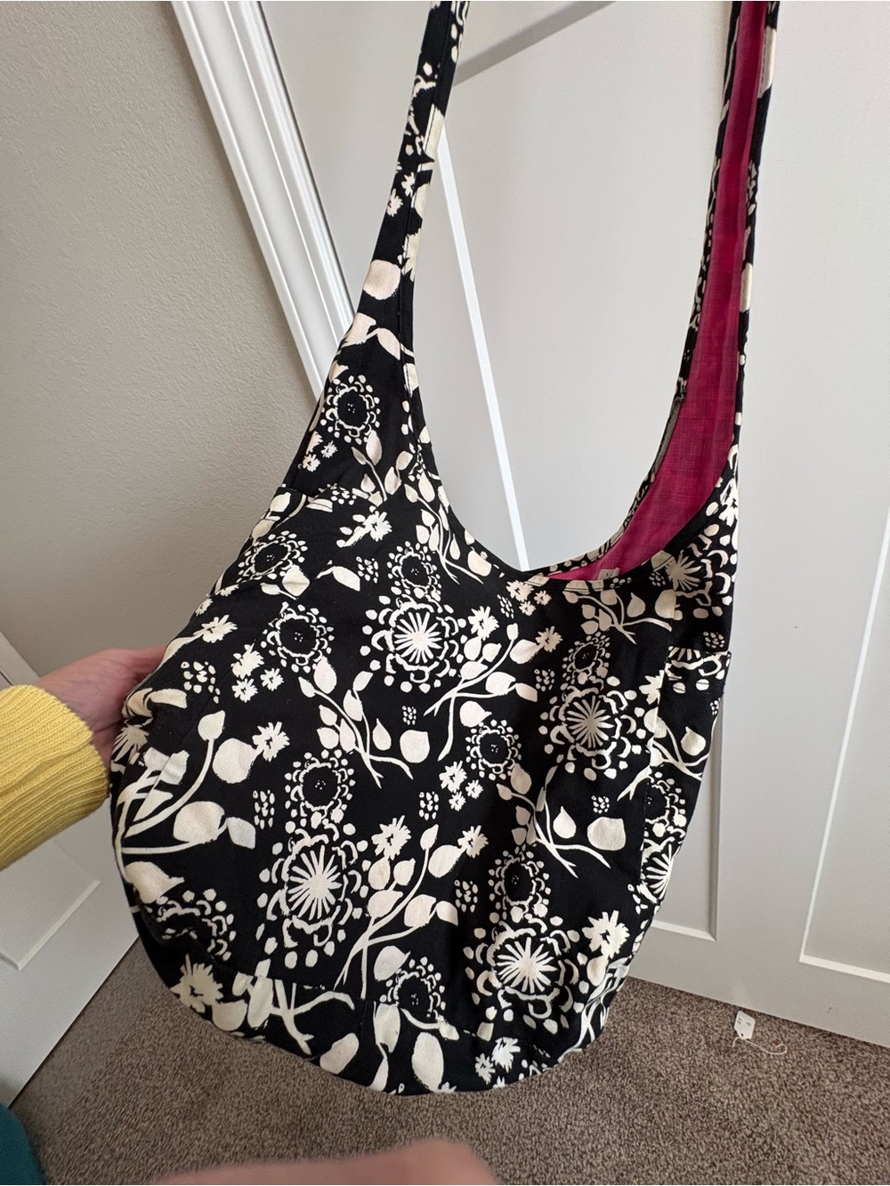Black & White Floral Slouch Shoulder Bag Hobo, w/Pink Lining, thirty one brand - Picture 6 of 9
